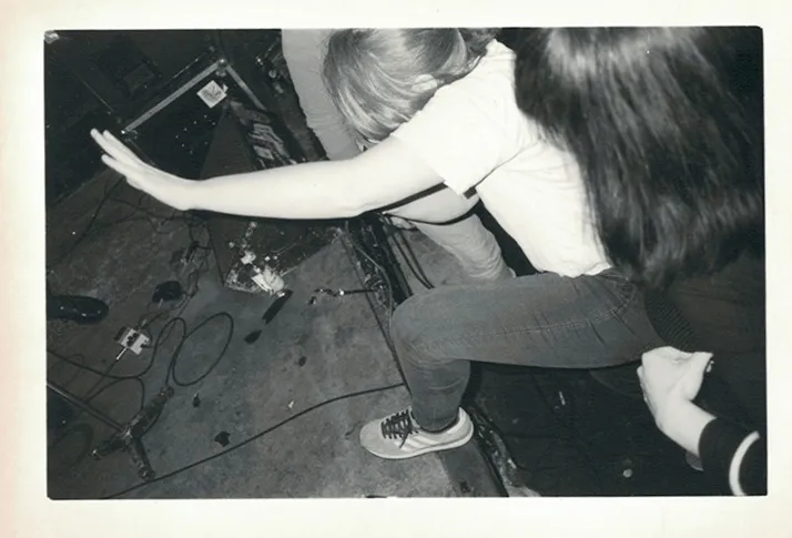 Zwei Menschen stürmen eine Konzertbühne