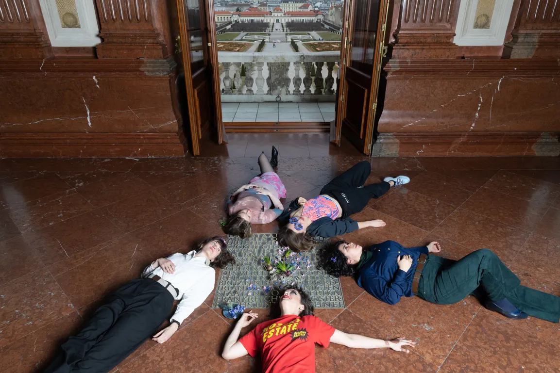 Frauen liegen im Marmorsaal des Oberen Belvedere