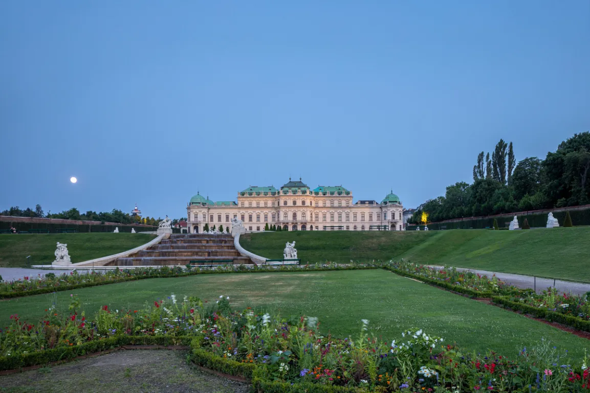 Außenansicht des Oberen Belvedere bei Dämmerung