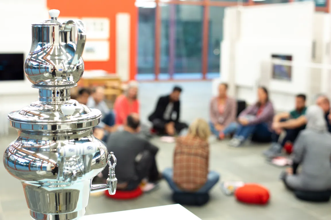 Menschen bei einem Workshop im Museum