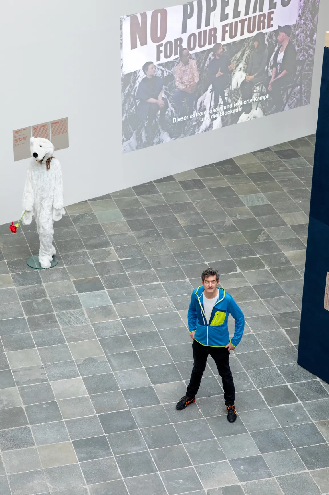 Oliver Ressler in der Ausstellung „Dog Days Bite Back“