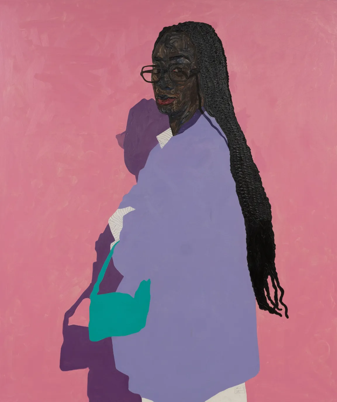 Porträt einer Frau in einer taubenblauen Jacke mit grüner Handtasche, die mit verschränkten Armen vor einem pinken Hintergrund abgebildet ist