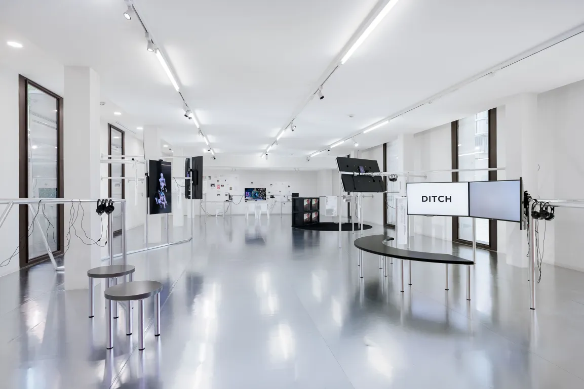 Ausstellungsansicht Civa. coded manoeuvres_sticky webs 