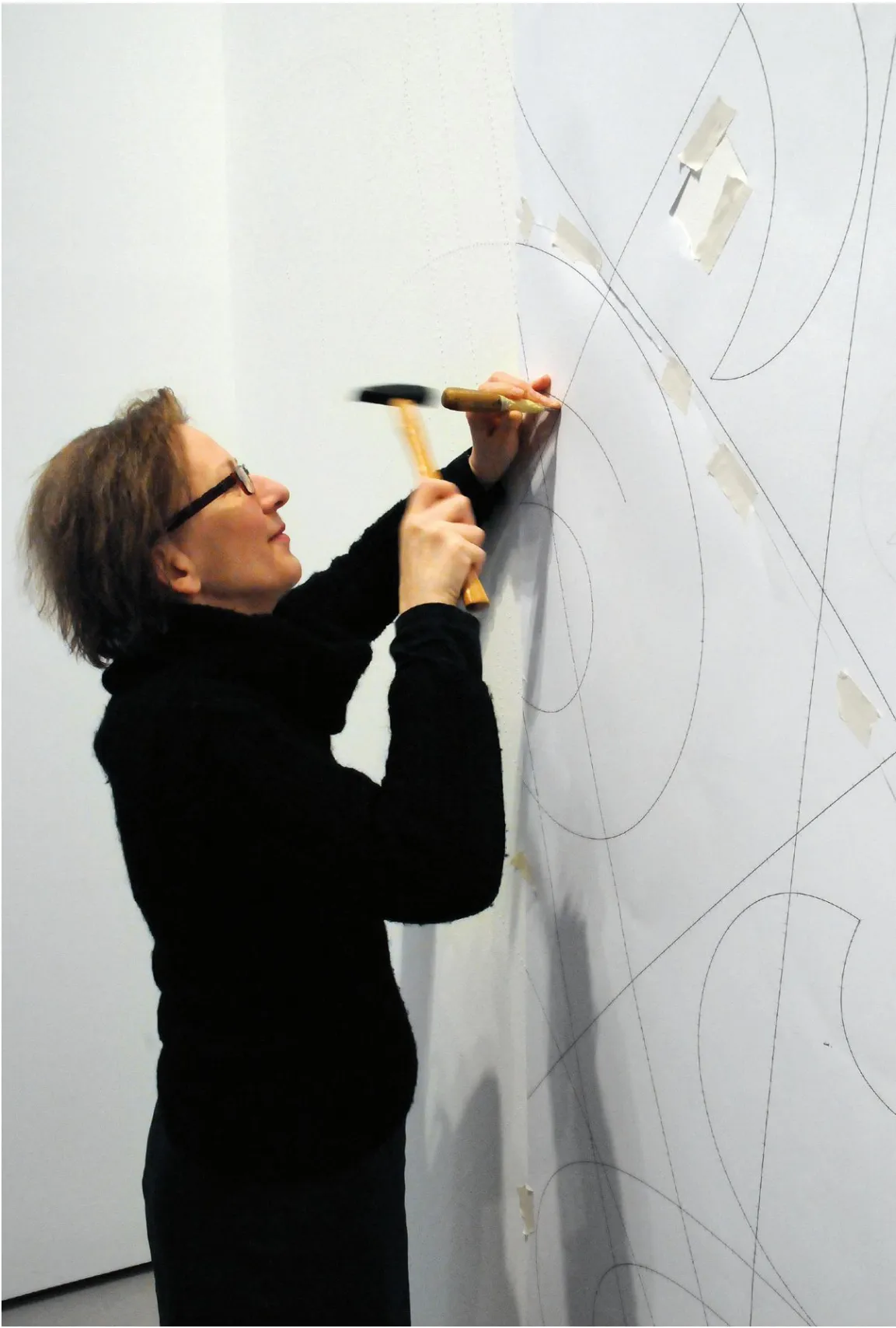 Maria Hahnenkamp bei der Arbeit an einer Wandbohrung für die Ausstellung "Die Macht des Ornaments", 2009