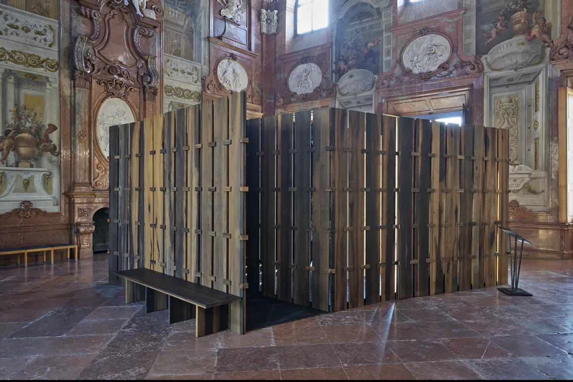 Amoako Boafo in Zusammenarbeit mit DeRoché Strohmayer, Volta-Pavillon, 2024