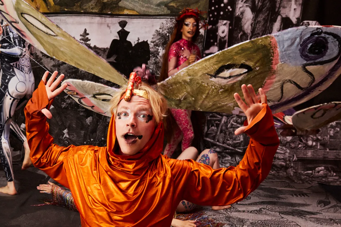 Performanace "Silk and Beer (Wages for Housework" von Monster Chetwynd im Belvedere 21