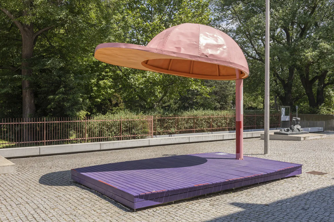 Skulptur in Form einer überdimensionalen rosa Kappe im Skulpturengarten des Belvedere 21