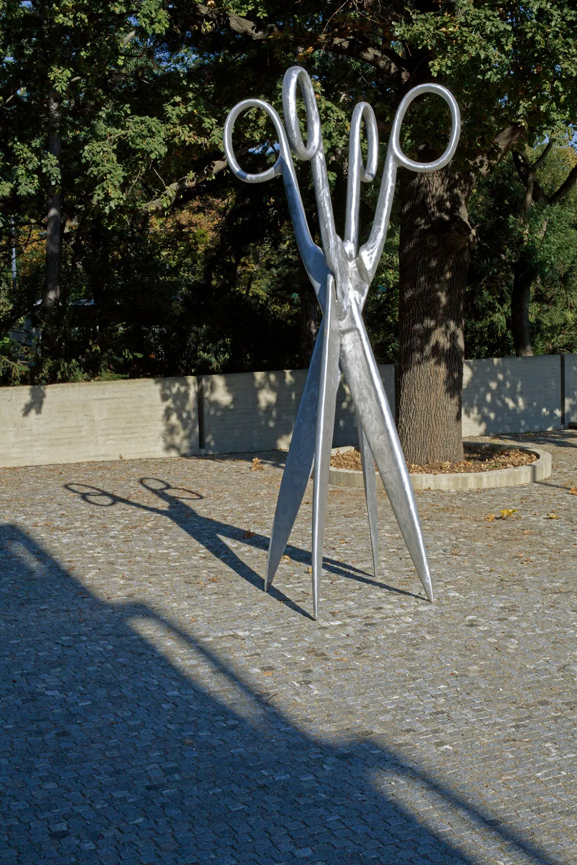 Zwei Scheren aus Aluminiumguss, verschränkt zu einer Figur