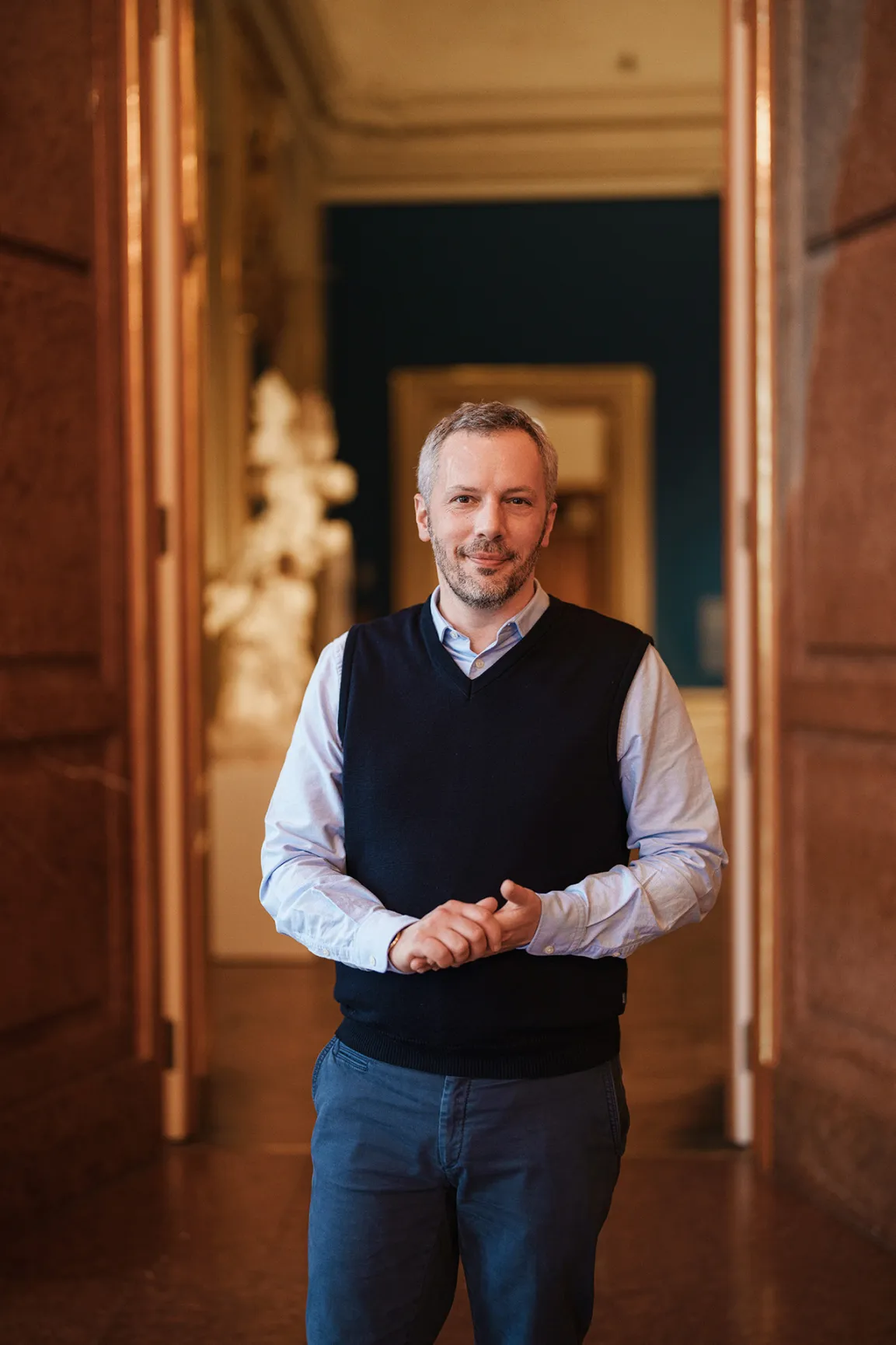 Kurator führt durch die Räume des Belvedere