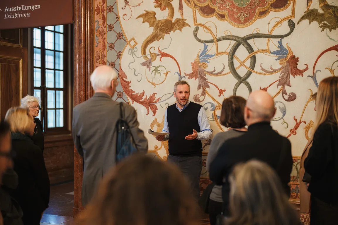 Kurator führt durch die Räume des Belvedere