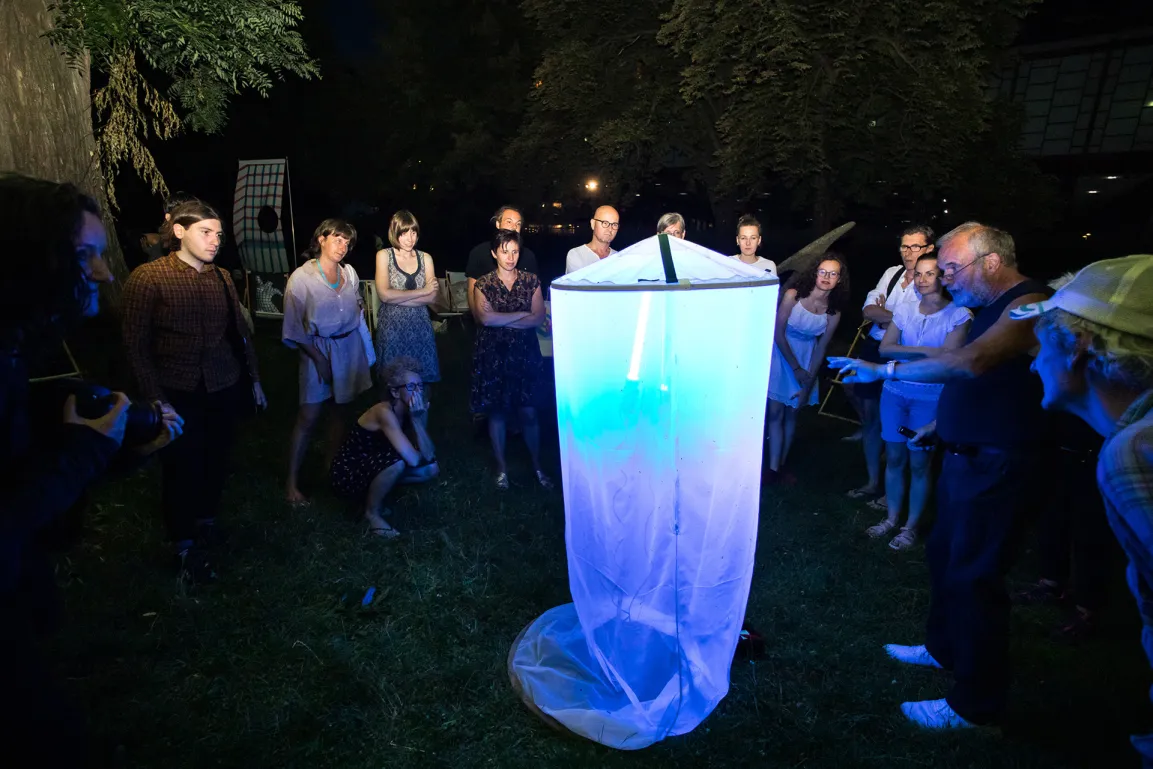 Personen sitzen in der Natur im Kreis in der Nacht