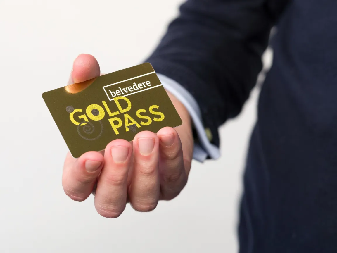 Hand hält Belvedere Gold Pass