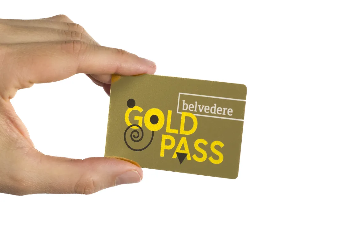 Hand hält Gold Pass