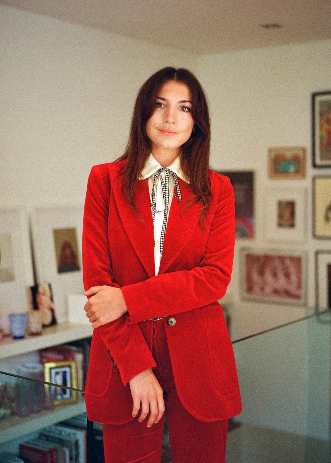 Die Kunsthistorikerin Katy Hessel in einem roten Anzug im Portrait