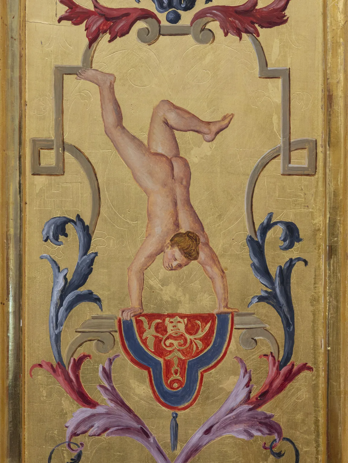 Eine Wandmalerei auf Goldgrund, die eine nackte Figur beim Handstand zeigt.