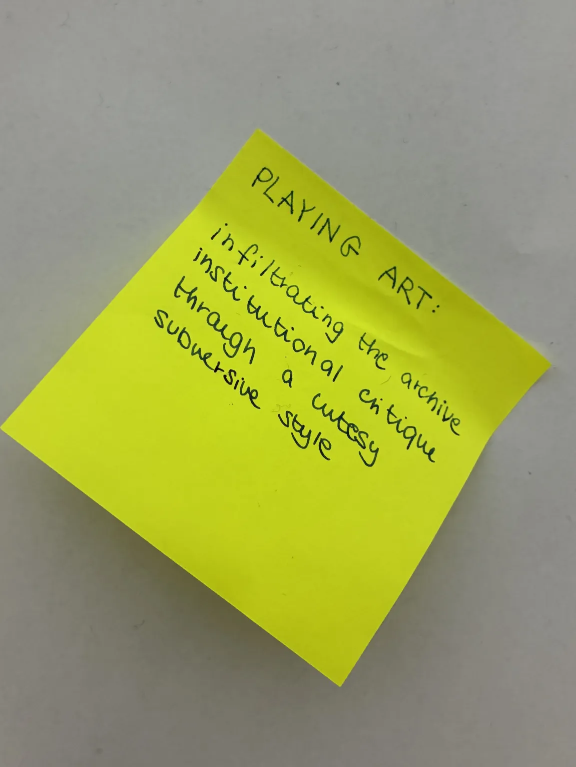 Ein gelbes Post-It mit Schrift