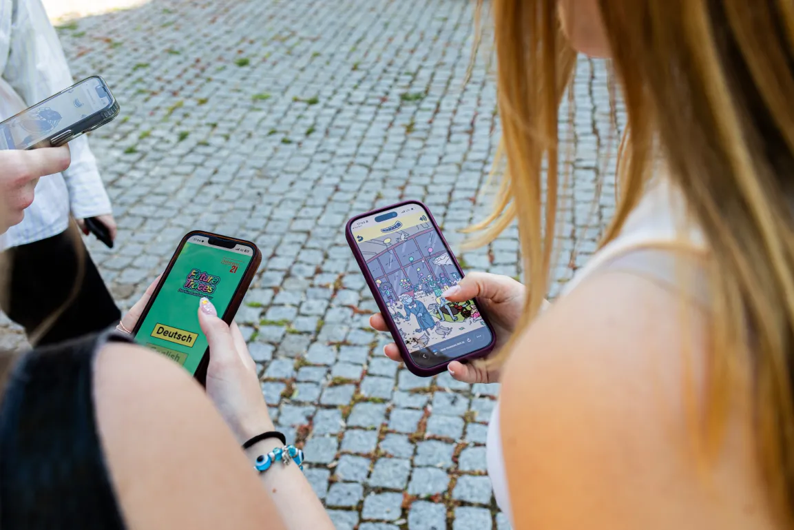 3 Smartphones mit unterschiedlichen Ansichten des Spiels "Future Traces"