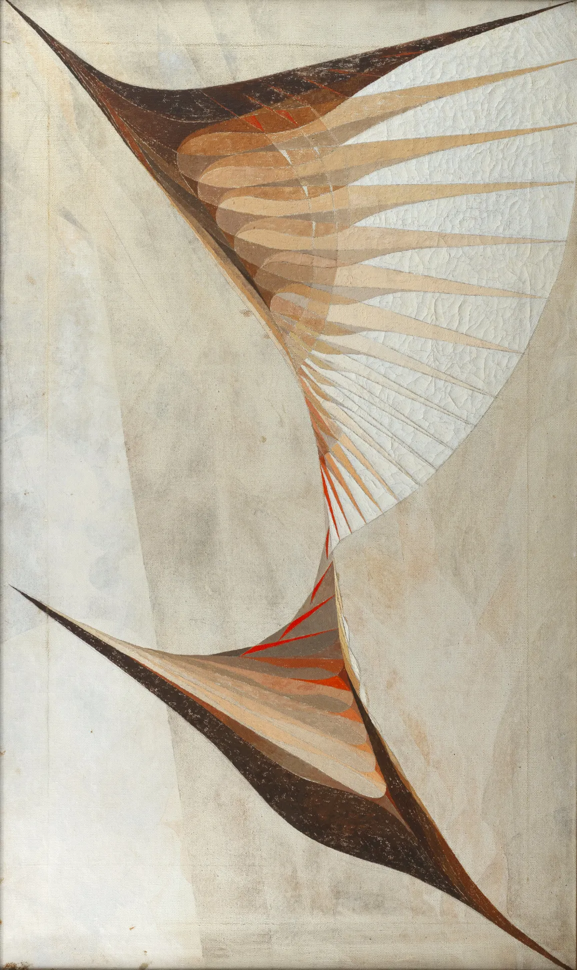 Abstraktes Gemälde in hellen Beige-, Weiß- und Brauntönen. Zwei spiegelbildlich angeordnete, flügelartige Formen verlaufen diagonal durch das Bild und treffen sich in einer schmalen, gedrehten Mitte. Die Formen bestehen aus vielen transparenten, übereinanderliegenden Linien und Flächen, die an Federn, Segel oder die Bewegungsbahnen von Flügeln erinnern. Akzente in Orange und Rot betonen die Dynamik. Die Komposition vermittelt Leichtigkeit, Rotation und die Vorstellung von Flug oder Bewegung im Raum.