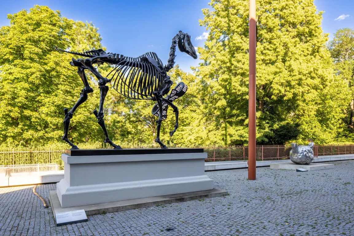 Hans Haacke, Gift Horse, 2014