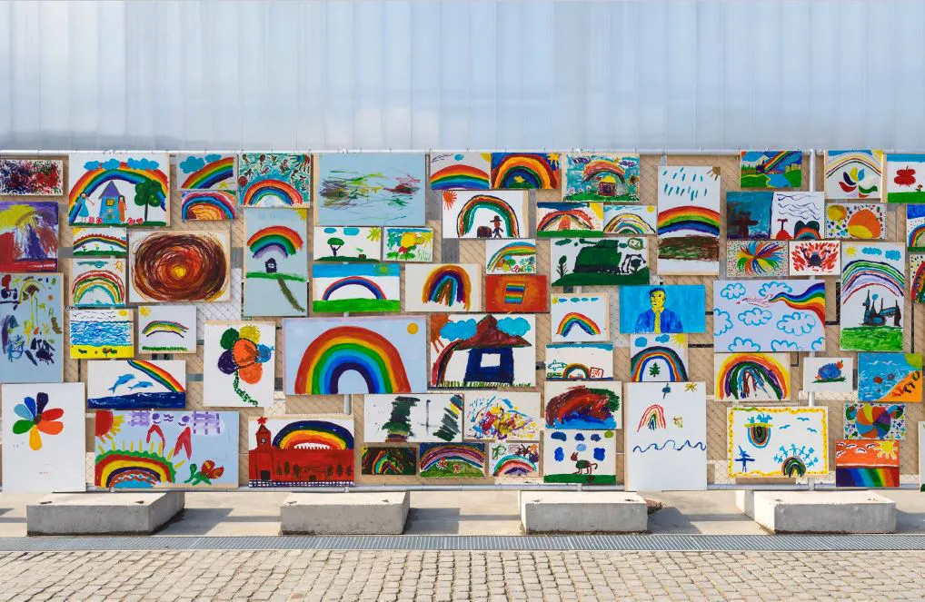 Wand mit Regenbogenbildern