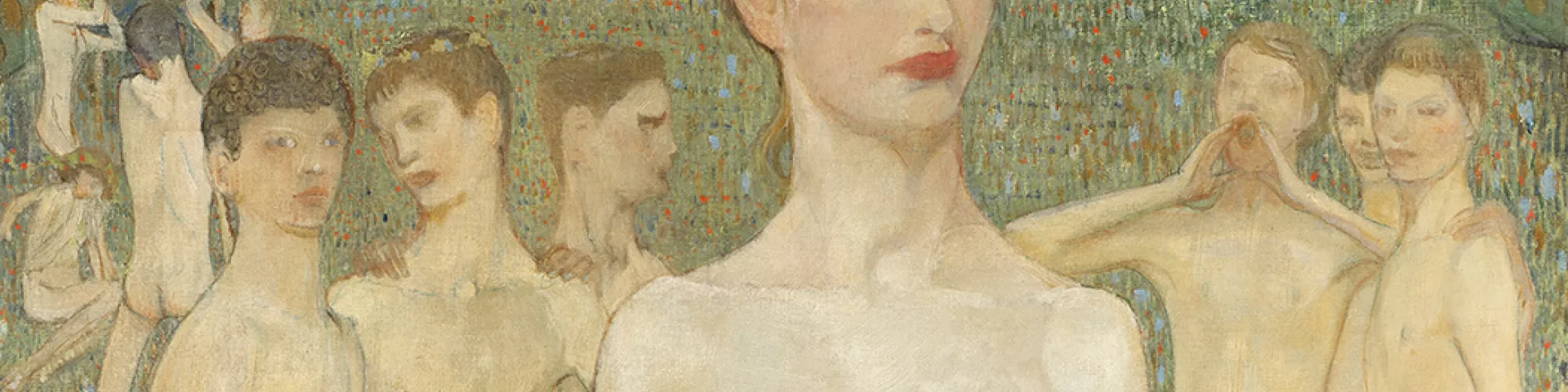 Nacktes junges Mädchen auf einer grünen Wiese, im Hintergrund nackte junge Männer