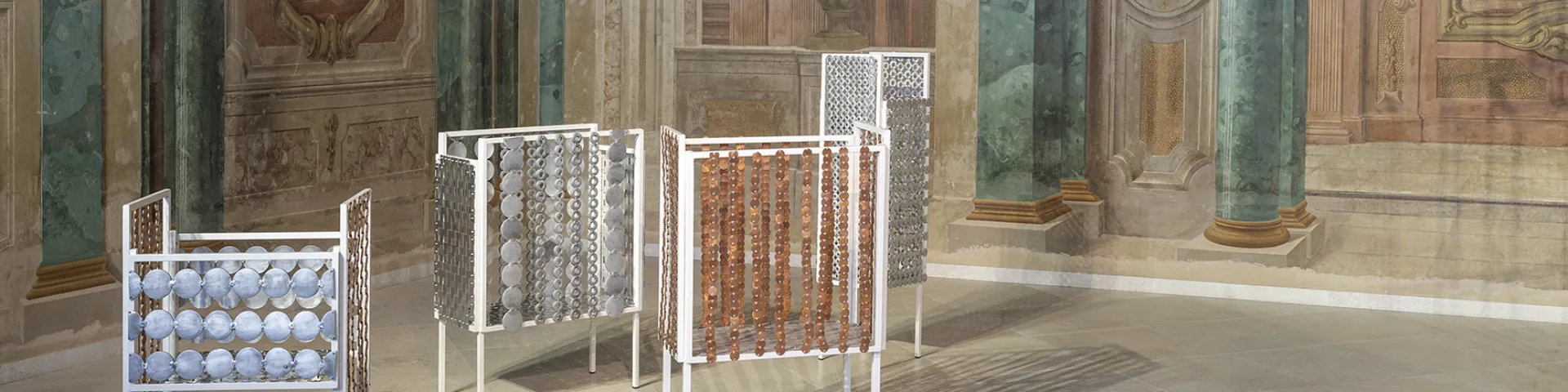 Metall-Objekte in einem barocken Raum mit Fresken