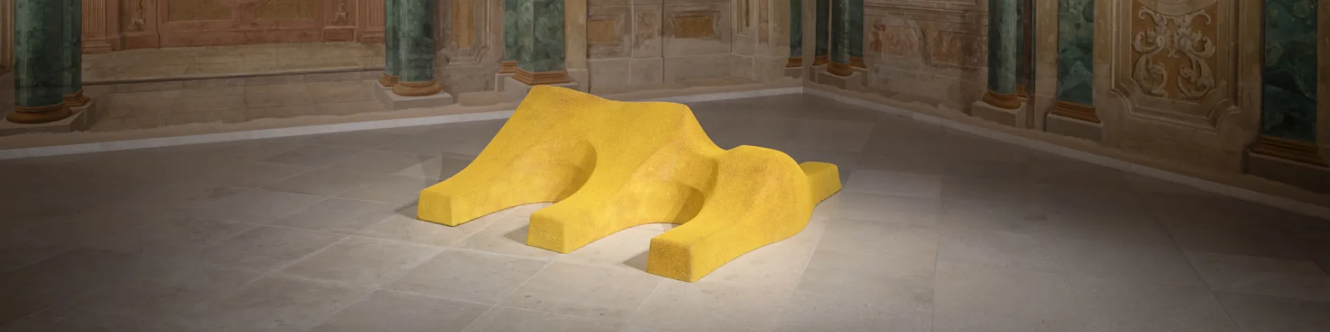 Installationsansicht "Lena Henke. Aldo Rossi’s Sleeping Elephant"