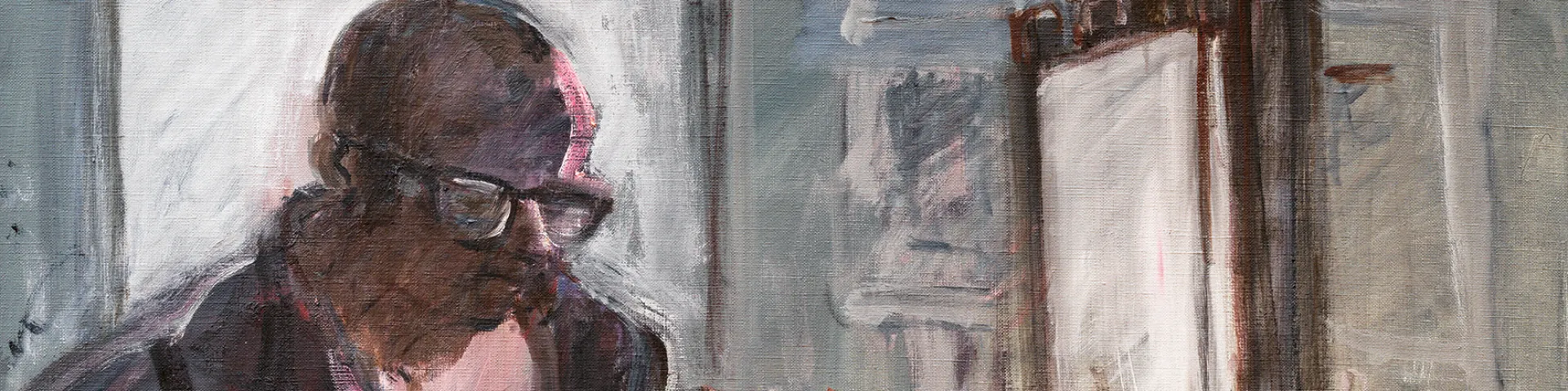 Selbstporträt des Künstlers im Bademantel vor einem Spiegel. Auf einem Tisch davor sind Malutensilien, Farben und Pinsel