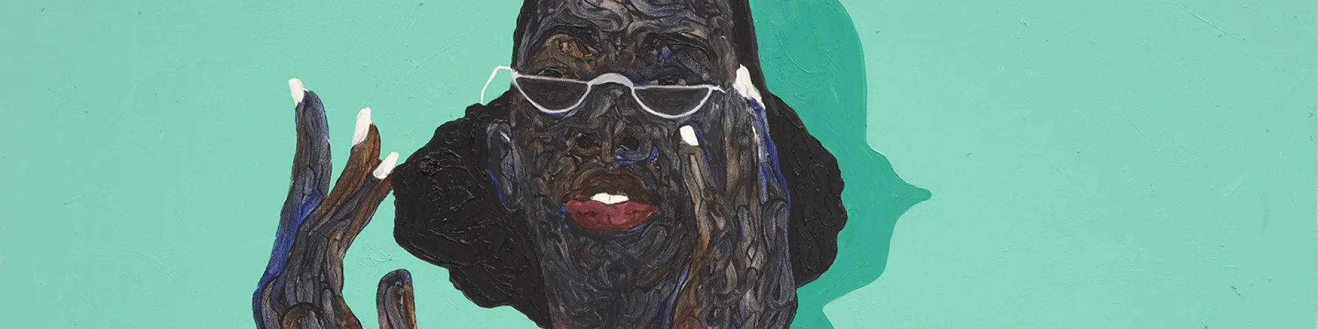 Porträt einer Frau in einem weißen Kleid vor einem türkisgrünen HIntergrund, die mit weiß lackierten Nägeln ihre Sonnenbrille richtet