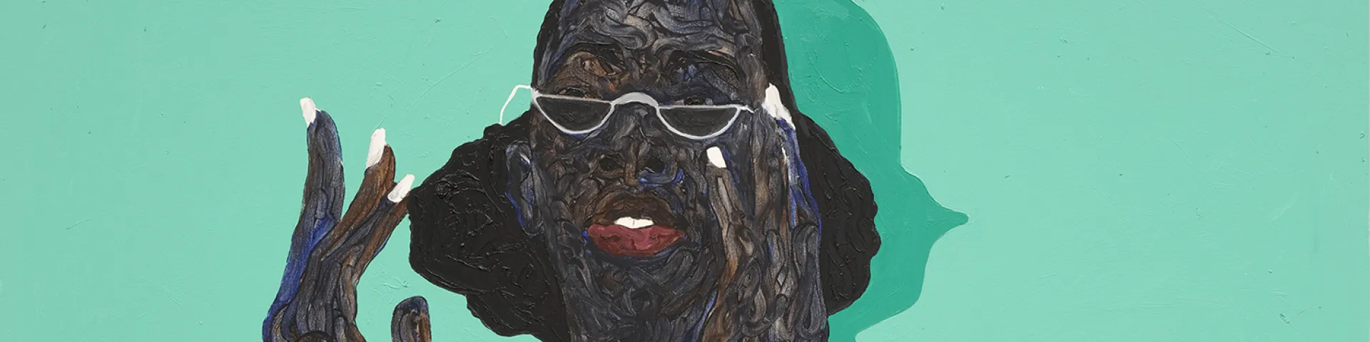 Porträt einer Frau in einem weißen Kleid vor einem türkisgrünen HIntergrund, die mit weiß lackierten Nägeln ihre Sonnenbrille richtet