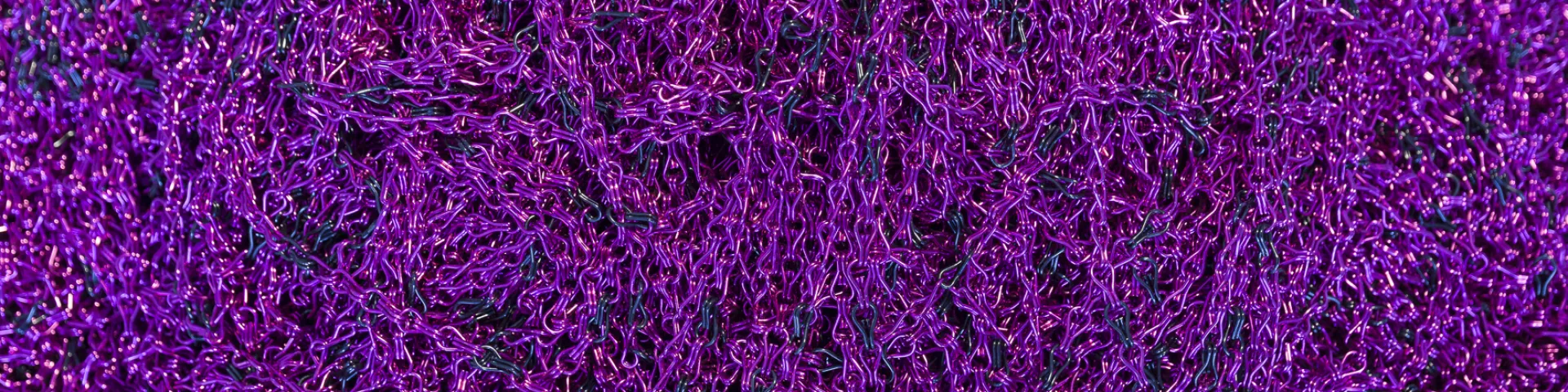 Schwarze und violette Kette aus Aluminium   110.616 Kettenglieder, davon 10.502 Primzahlen   2,1 km Gesamtlänge