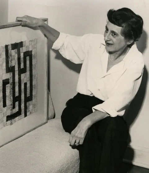 Anni Albers mit ihrer Arbeit Two, New Haven, Connecticut,1952