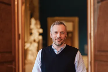 Kurator führt durch die Räume des Belvedere