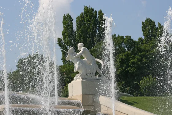 Belvedere Schlossgarten mit Springbrunnen
