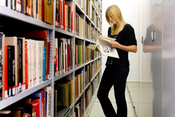 Frau im Archiv des Research Center