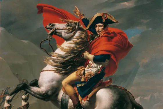 Auf dem Bild ist ein Reiter zu sehen, der auf einem aufgebäumten Pferd sitzt. Der Reiter trägt eine historische Kleidung, inklusive einer langen, dramatisch drapierten Umhüllung, und hebt eine Hand in eine gestikulierende Position. Im Hintergrund sind schemenhafte Gestalten und eine gebirgige Landschaft sichtbar, die auf eine historische Szenerie hindeutet. Der Ausdruck des Reiters ist entschlossen. [KI-generiert mit ChatGPT]