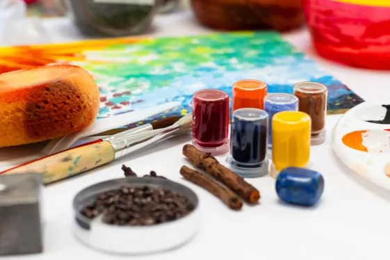 Arbeitsutensilien auf dem Tisch beim kreativ Workshop