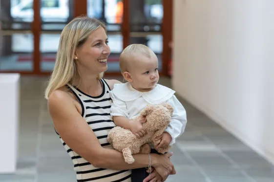 Person mit Kind im Museum