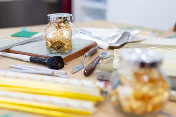 Arbeitsutensilien auf dem Tisch bei einem Kreativworkshop