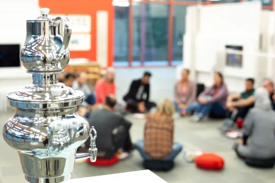 Menschen bei einem Workshop im Museum