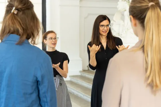 Menschen bei ener Führung mit Kunstvermittlerin und Gebärdendolmetscherin im Museum