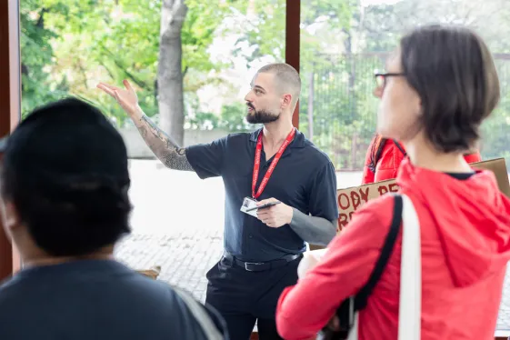 Menschen bei einer Führung mit Kunstvermittler im Museum