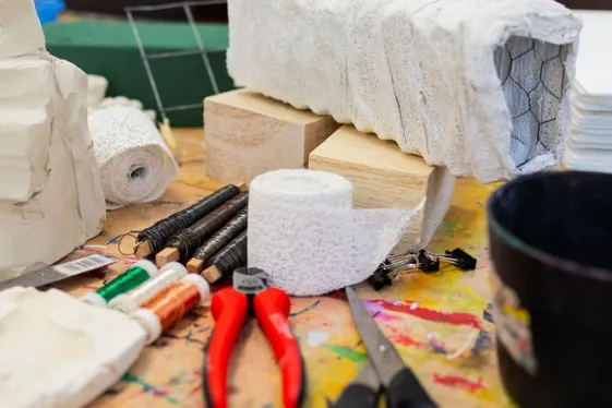 Workshopmaterialien auf dem Ateliertisch
