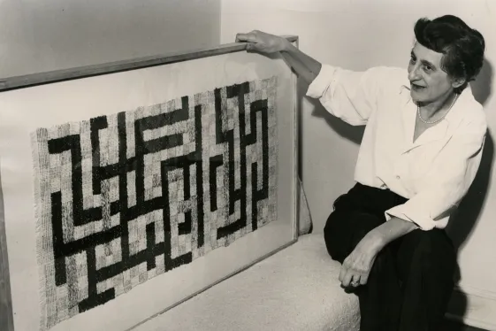 Anni Albers mit ihrer Arbeit Two, New Haven, Connecticut,1952