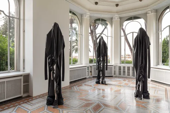 Sandra Mujinga, Touch Face 1–3, 2018, Installationsansicht, Poetry for Revolutions, Instituto Svizzero, Rom, 2023–24