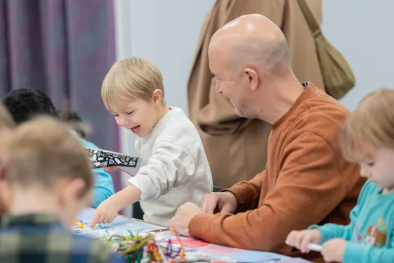 Kinder und Erwachsene bei einem Workshop im Museum