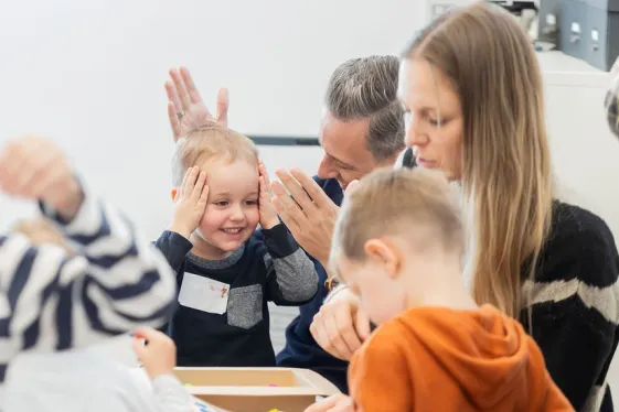 Kinder bei einem Workshop im Museum