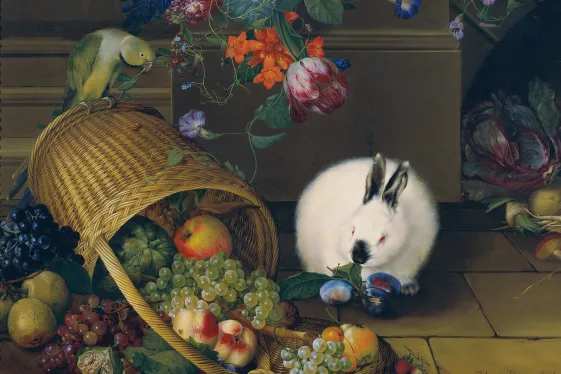 Detail aus dem Ölgemälde. In der Mitte sitzt ein weißer Hase, daneben liegt ein umgefallener Korb mit Früchten. Auf dem Korb sitzt ein grüner Papagei. Im Hintergrund Blumen und Gemüse.