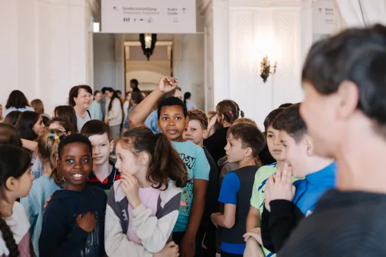 Kinder bei einem Workshop im Museum