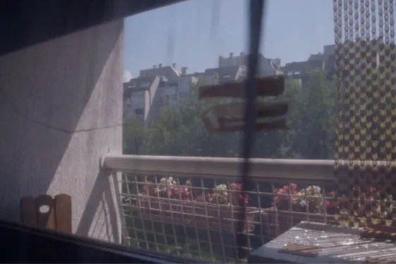 Blick auf einen Balkon ins Freie